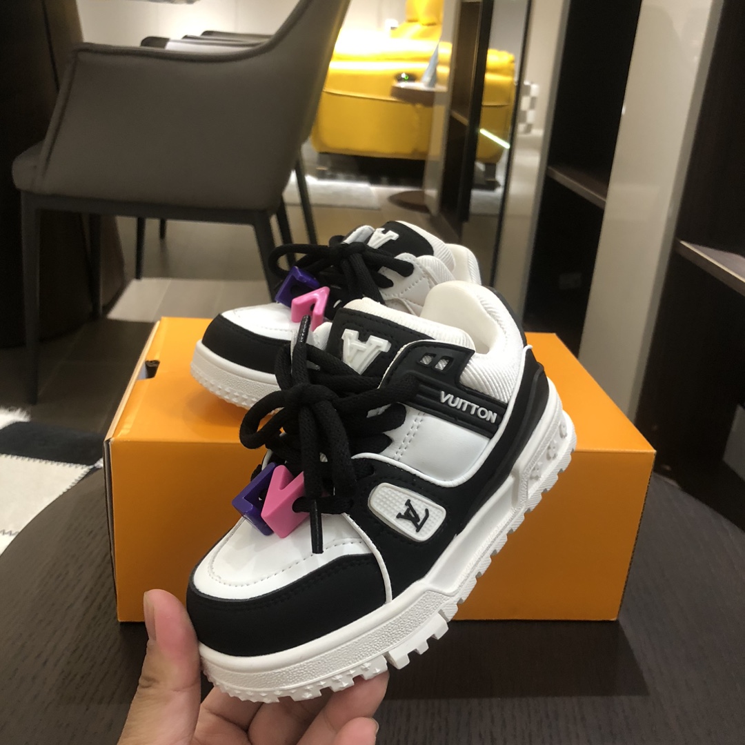 Children's shoes child